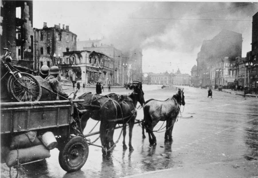 Harkov. Trg Rose Luxemburg koji su okupirali fašisti 11. studenog 1941. Pogled s Proleterskog trga 