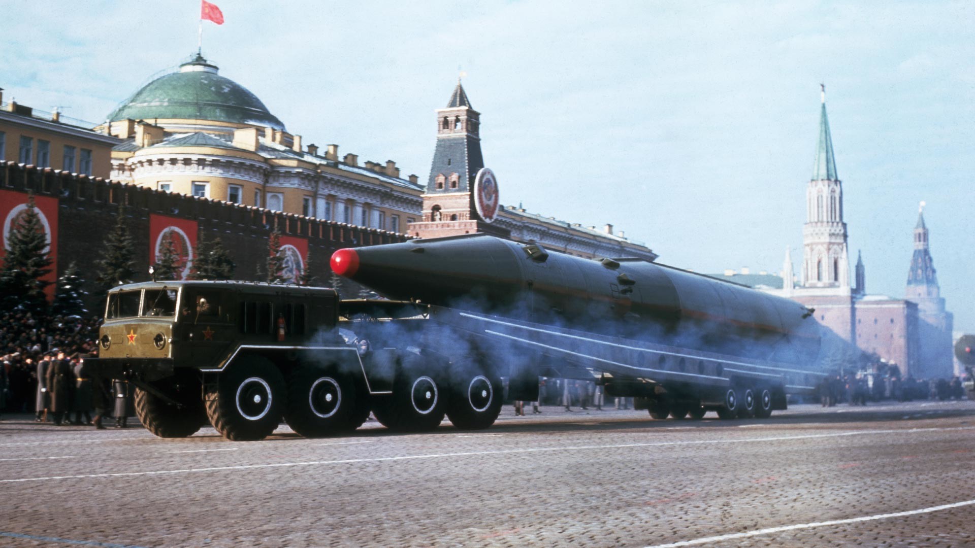 Совјетска балистичка ракета испред Кремља на паради поводом 50. годишњице Октобарске револуције.