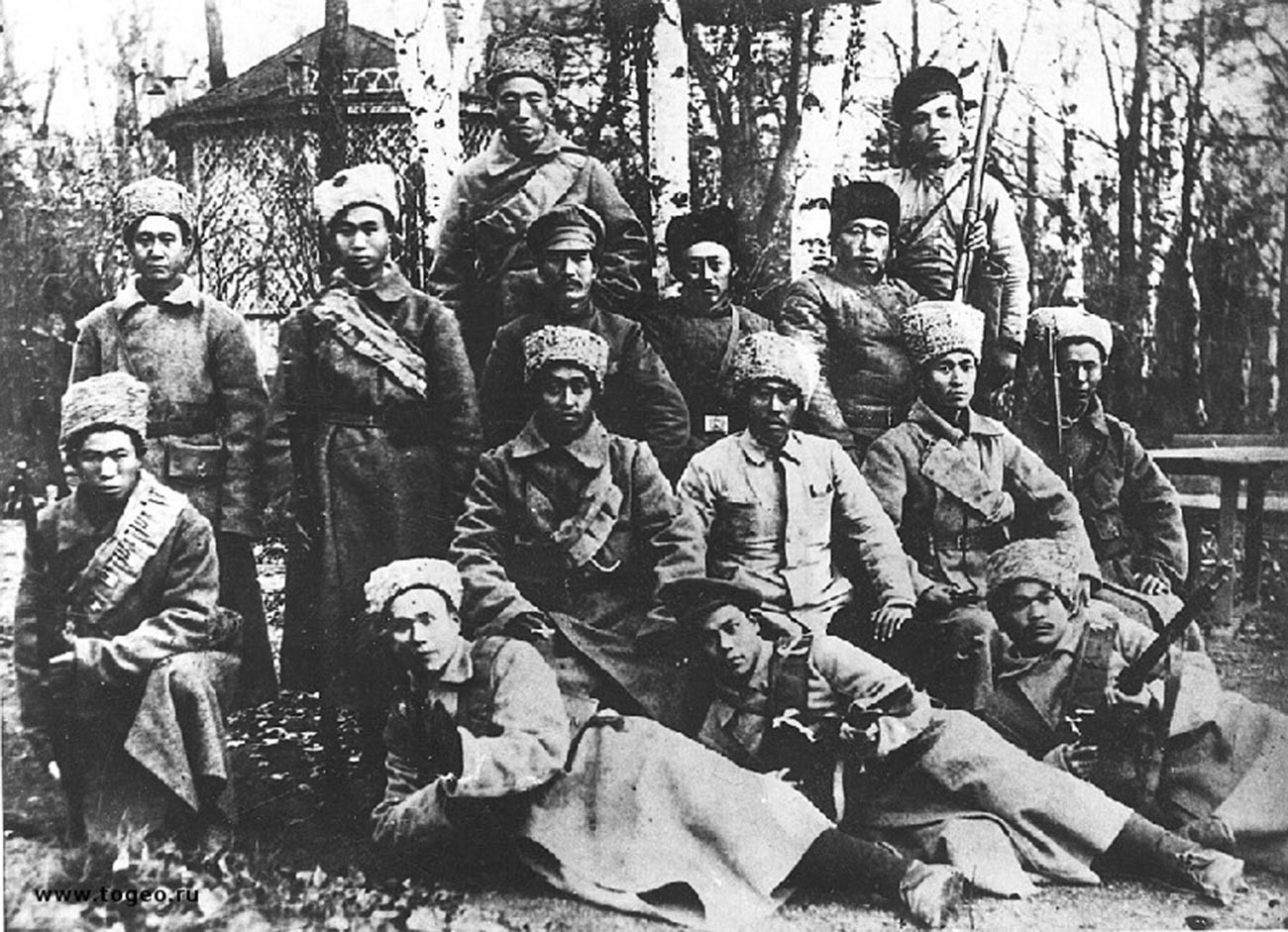 Poveljniki kitajskega polka, v sredini Ren Fučen