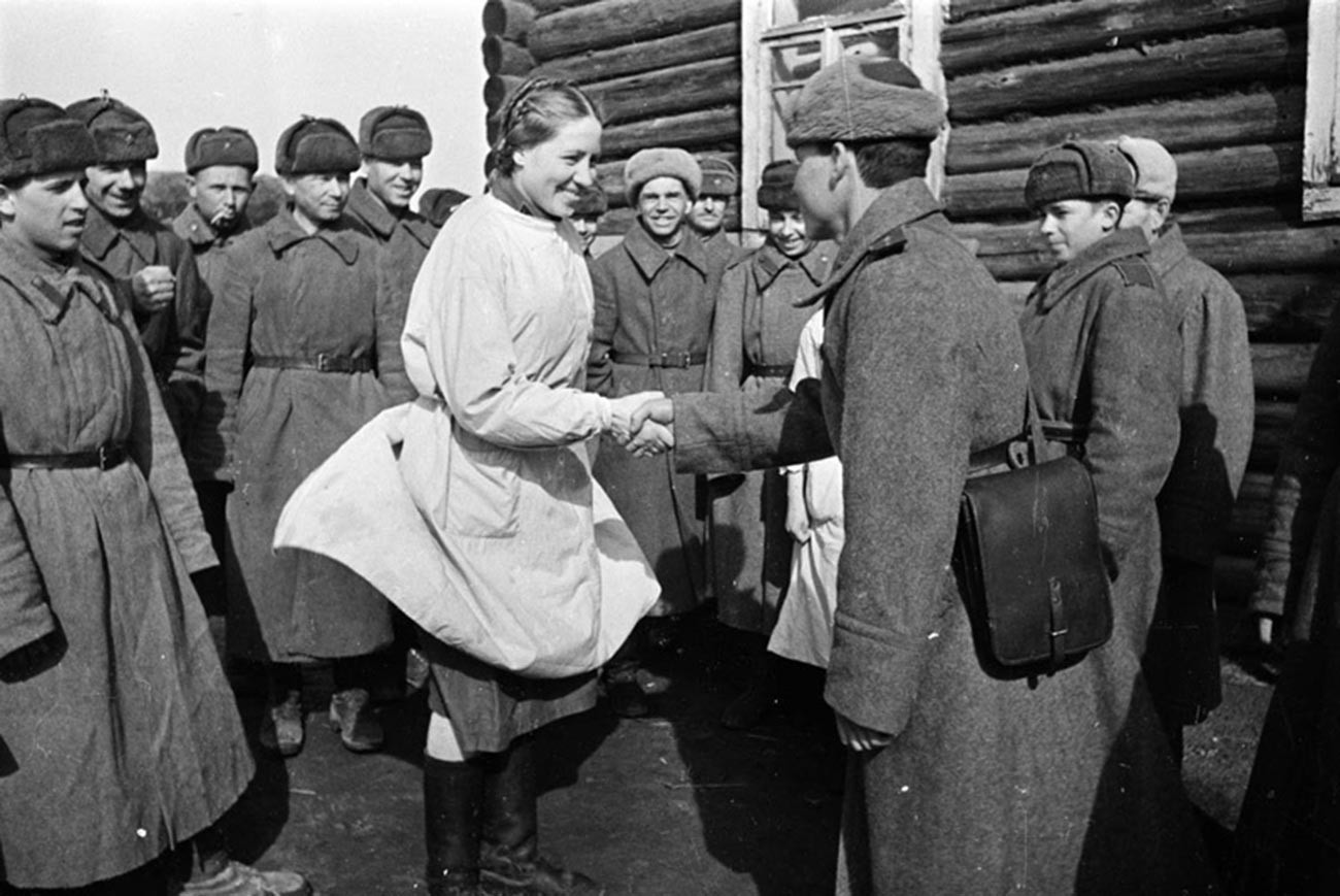 Vojaki se zahvaljujejo svojim zdravnikom v poljski bolnišnici
