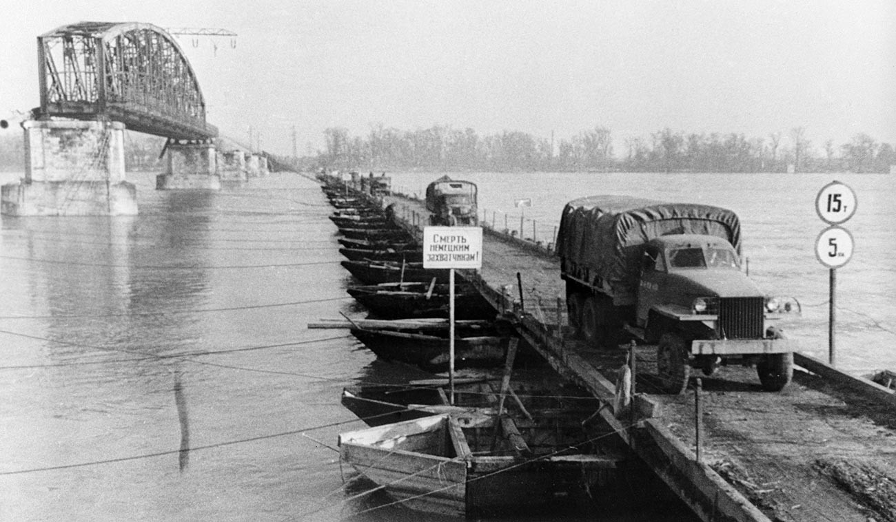 Мађарска, Будимпешта. Прелазак совјетске војске преко Дунава по понтонском мосту.