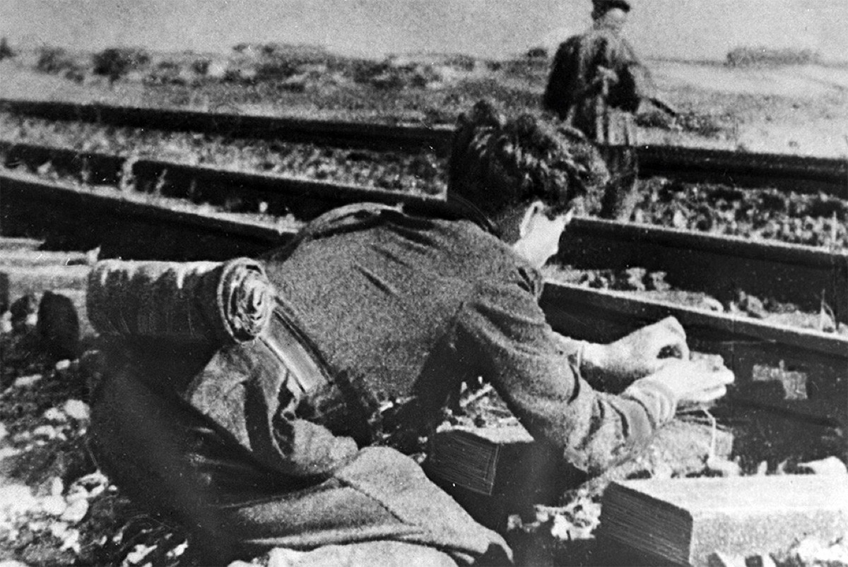 Des démolisseurs soviétiques déposent des explosifs sous les rails