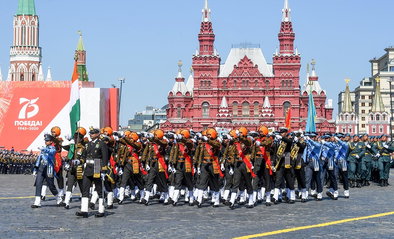 Военнослужащие армии Индии во время военного парада в ознаменование 75-летия Победы.