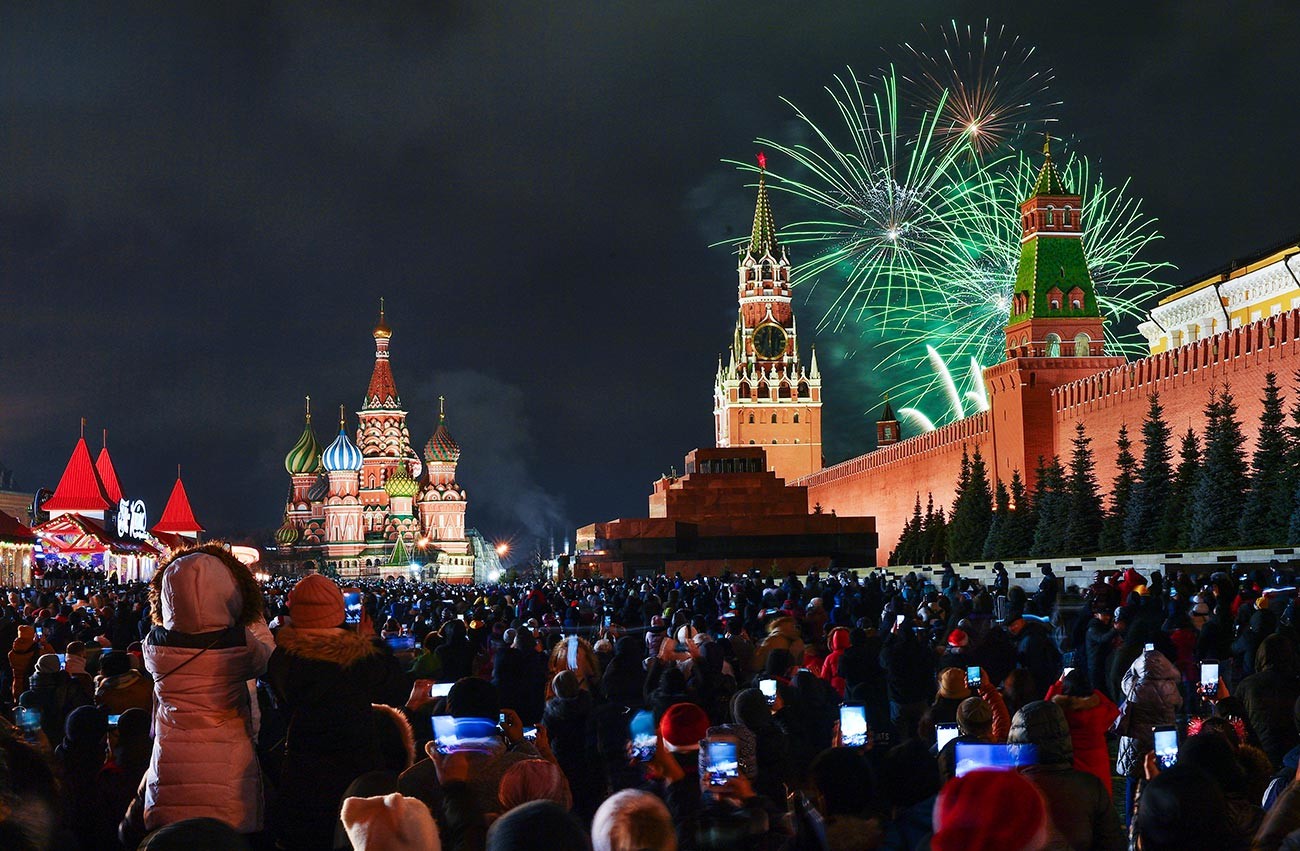 Новогодний салют над Красной площадью в Москве.
