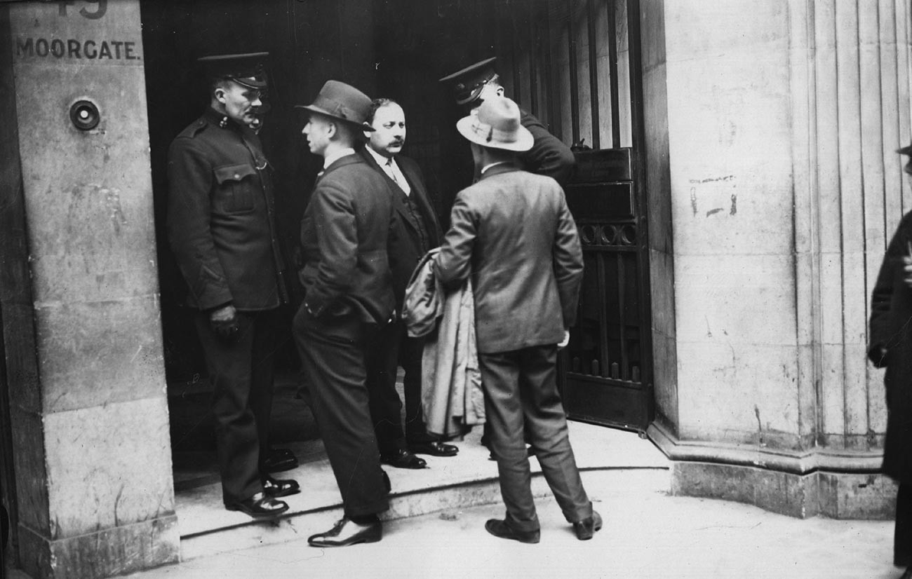 Полицијски инспектори испред совјетске државне трговачке организације ARCOS 13. маја 1927. године, за време упада у просторије ове организације.