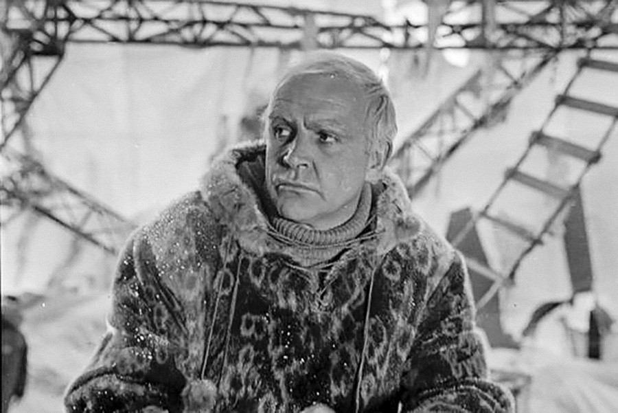 Sean Connery como Roald Amundsen em “A Tenda Vermelha” 
