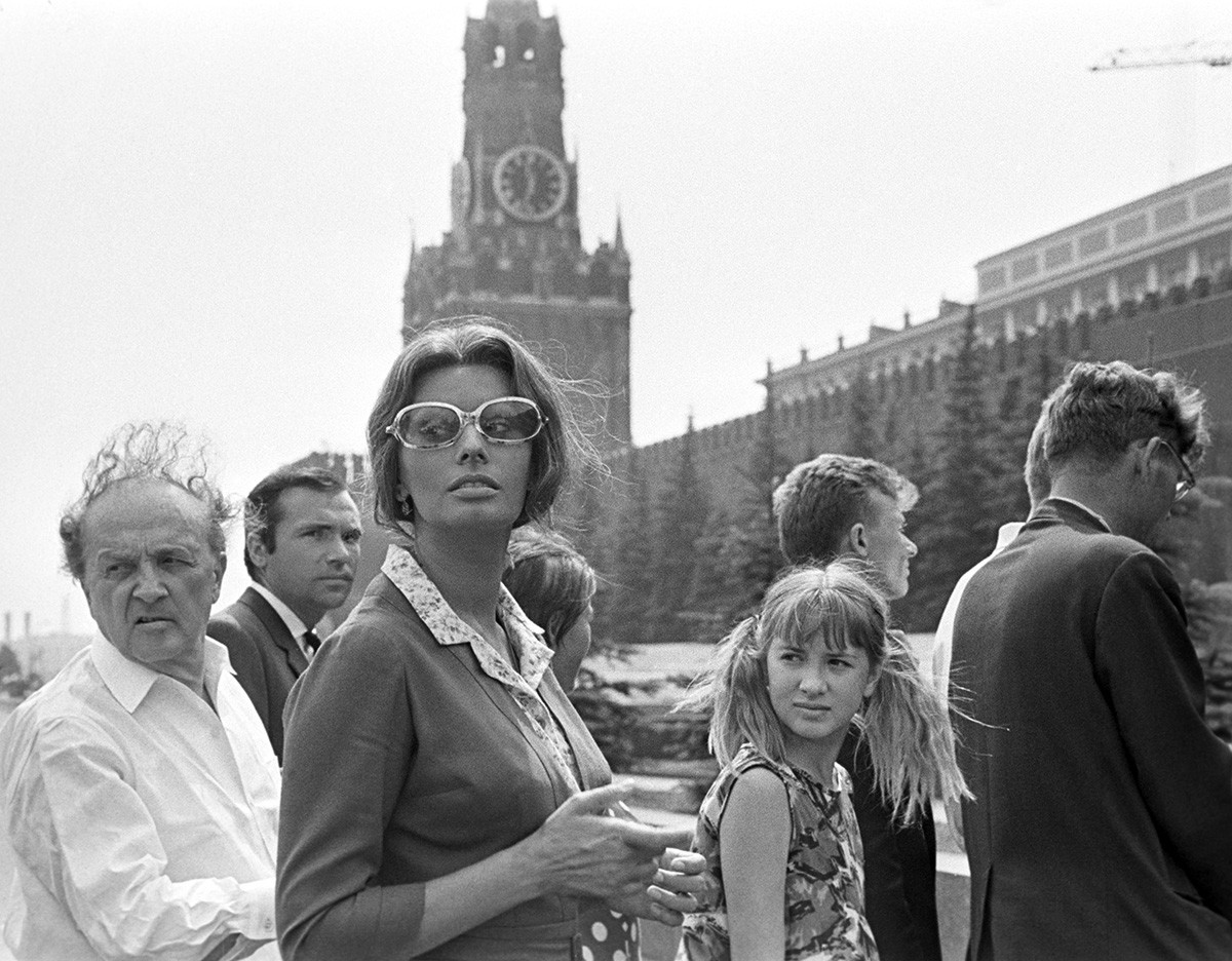Sophia Loren na Praça Vermelha durante as filmagens de “Os Girassóis da Rússia” 