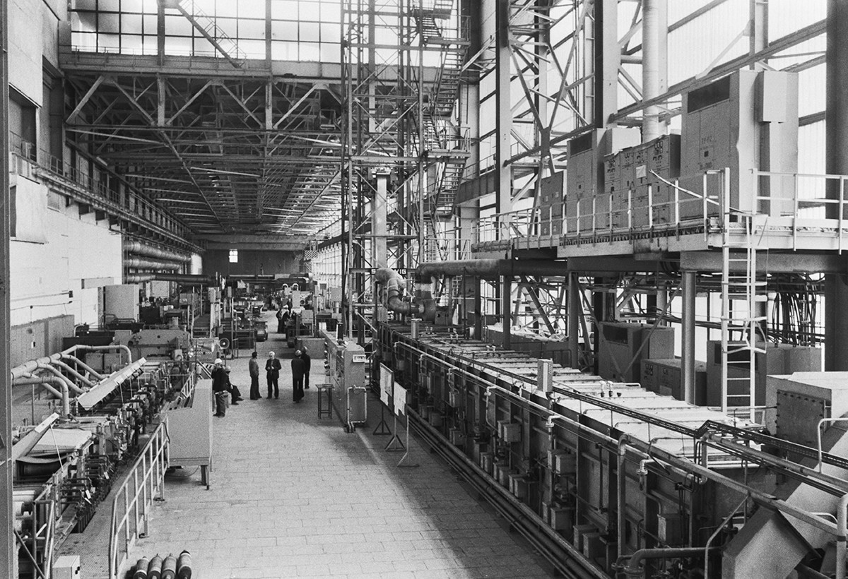 МОСКВА. 1 юли 1982 г. Завод за студено валцувана неръждаема стомана.