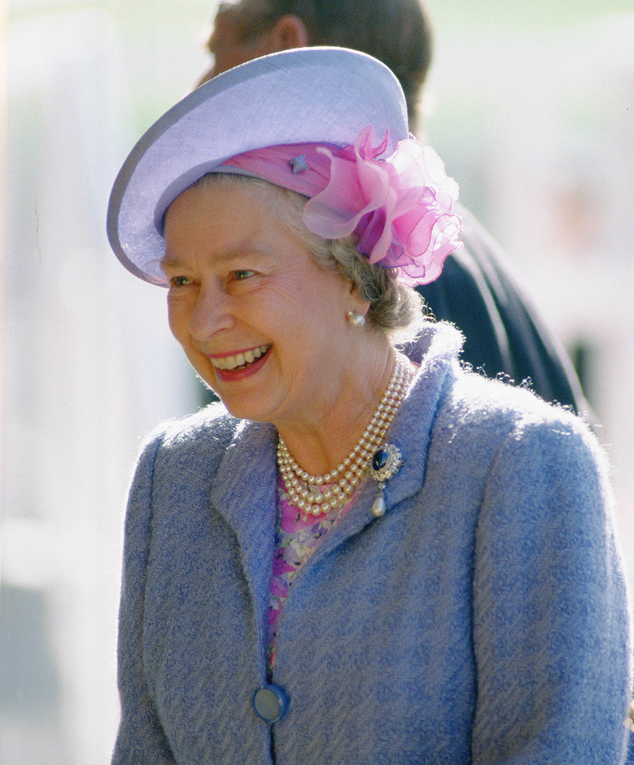 Ratu Elizabeth tiba di Aberdeen, Skotlandia, untuk liburan tahunan, 1992.
