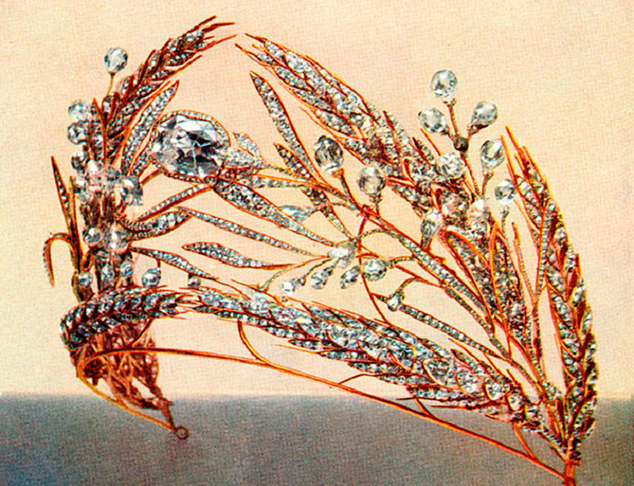 Tiara berbentuk 'batang gandum' dalam foto yang dibuat untuk lelang.