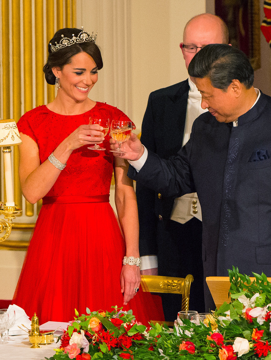 Catherine 'Duchess of Cambridge' bersulang dengan Presiden Tiongkok Xi Jinping dalam perjamuan kenegaraan di Istana Buckingham, London, 20 Oktober 2015.