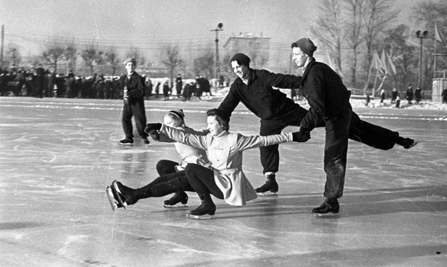 モスクワにある若きピオネールスタジアムのスケート場の若きフィギュアスケート選手たち、1947年