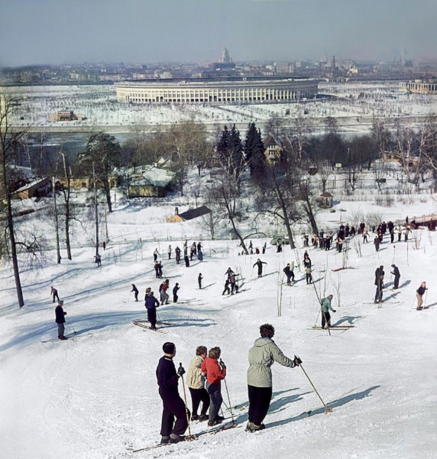 Ski sur les Monts Lénine (aujourd’hui Monts aux Moineaux), à Moscou, 1958

