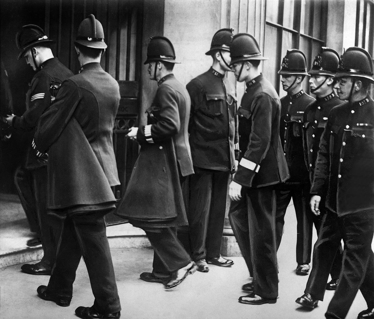 Policiers entrant à l'ARCOS, Londres