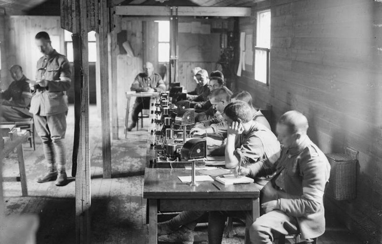 Des agents de l'armée britannique chargés des signaux en morse durant la Première Guerre mondiale