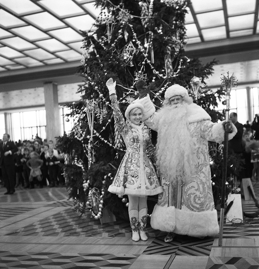 Дядо Мраз (народен артист на РСФСР, актьорът Александър Леополдович Хвиля играе ролята на Дед Мороз) и Снегурочка поздравяват децата на новогодишната елха в Кремълския дворец, 1969 г.