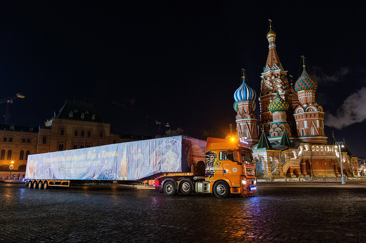 Доставка на главната новогодишна елха на страната до Съборния площад в Кремъл