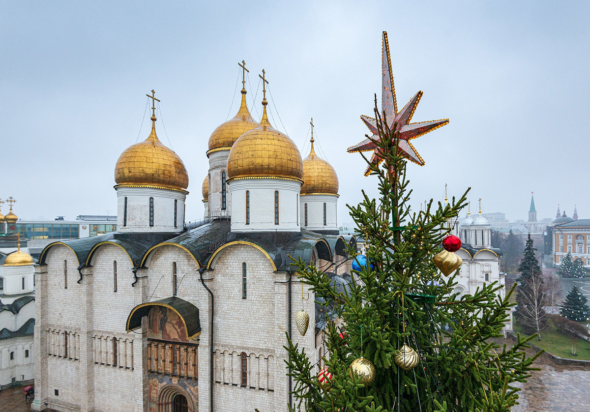 Декориране на главната новогодишна елха на площада в Кремъл