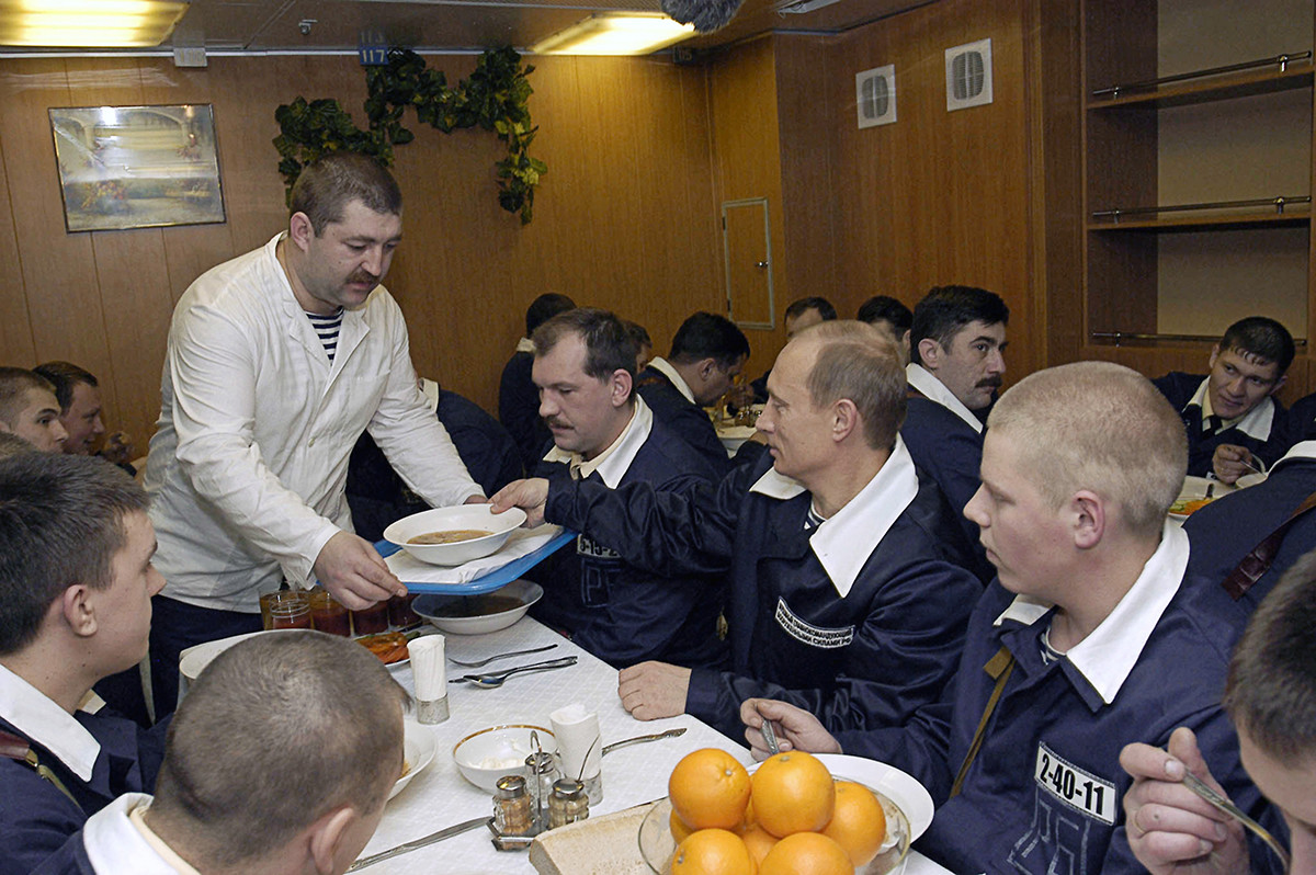 Presiden Rusia Vladimir Putin mengunjungi para pelaut Armada Utara, 2004.
