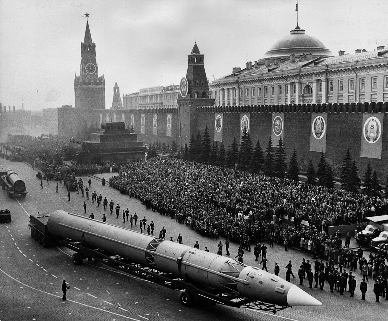Míssil intercontinental russo cruzando a Praça Vermelha durante o desfile militar em Moscou que marcava o 20º aniversário do fim da guerra na Europa