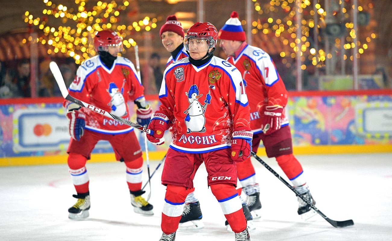 Владимир Путин взе участие в новогодишен приятелски мач от Нощната хокейна лига на Червения площад.