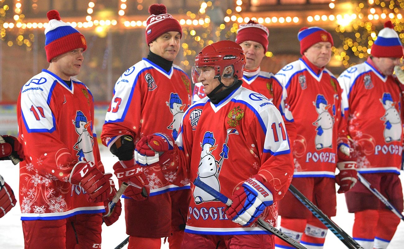Владимир Путин взе участие в новогодишен приятелски мач от Нощната хокейна лига на Червения площад.