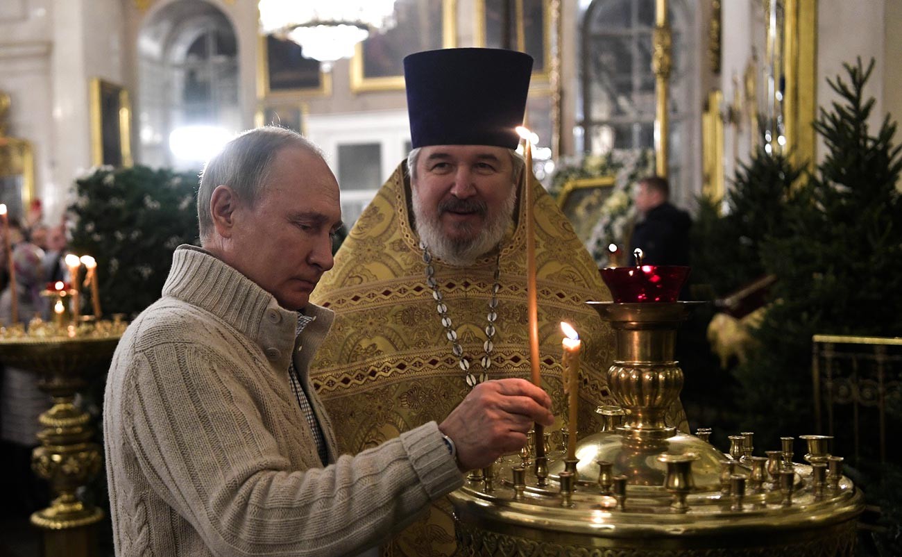В навечерието на Коледа Владимир Путин присъства на богослужение в Преображенската катедрала в Санкт Петербург. С Николай Бриндин.