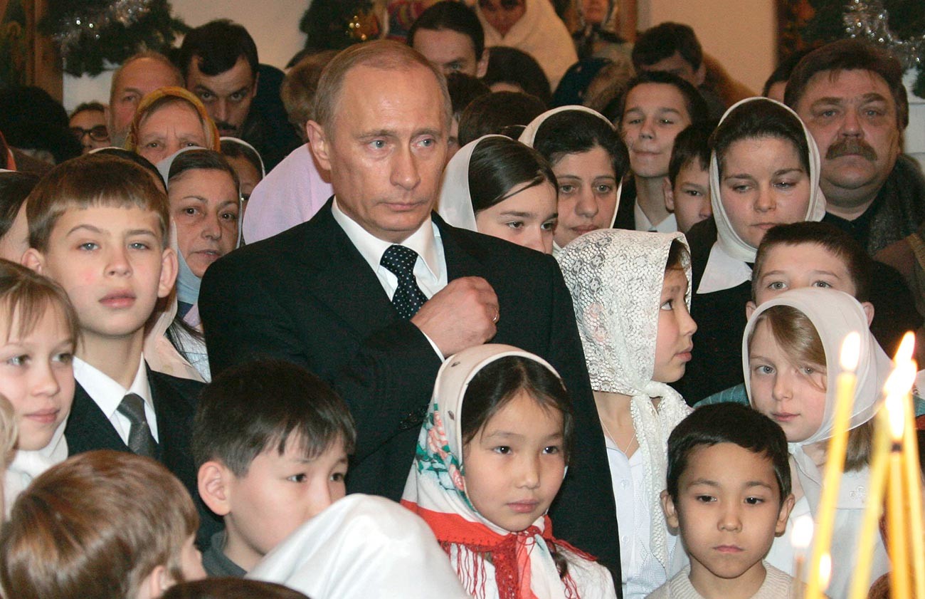 Руският президент Владимир Путин се прекръства, докато присъства на коледна литургия в руския град Якутск в източен Сибир, 7 януари 2006 година. 