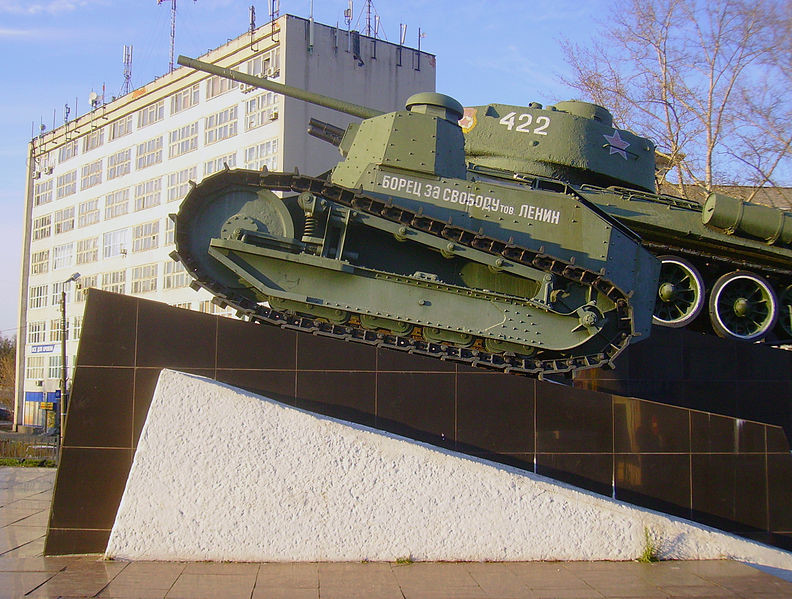 Copia del primer tanque soviético “Combatiente de la Libertad Camarada Lenin” en Nizhni Nóvgorod. Este tanque era una variación del tanque francés Renault FT