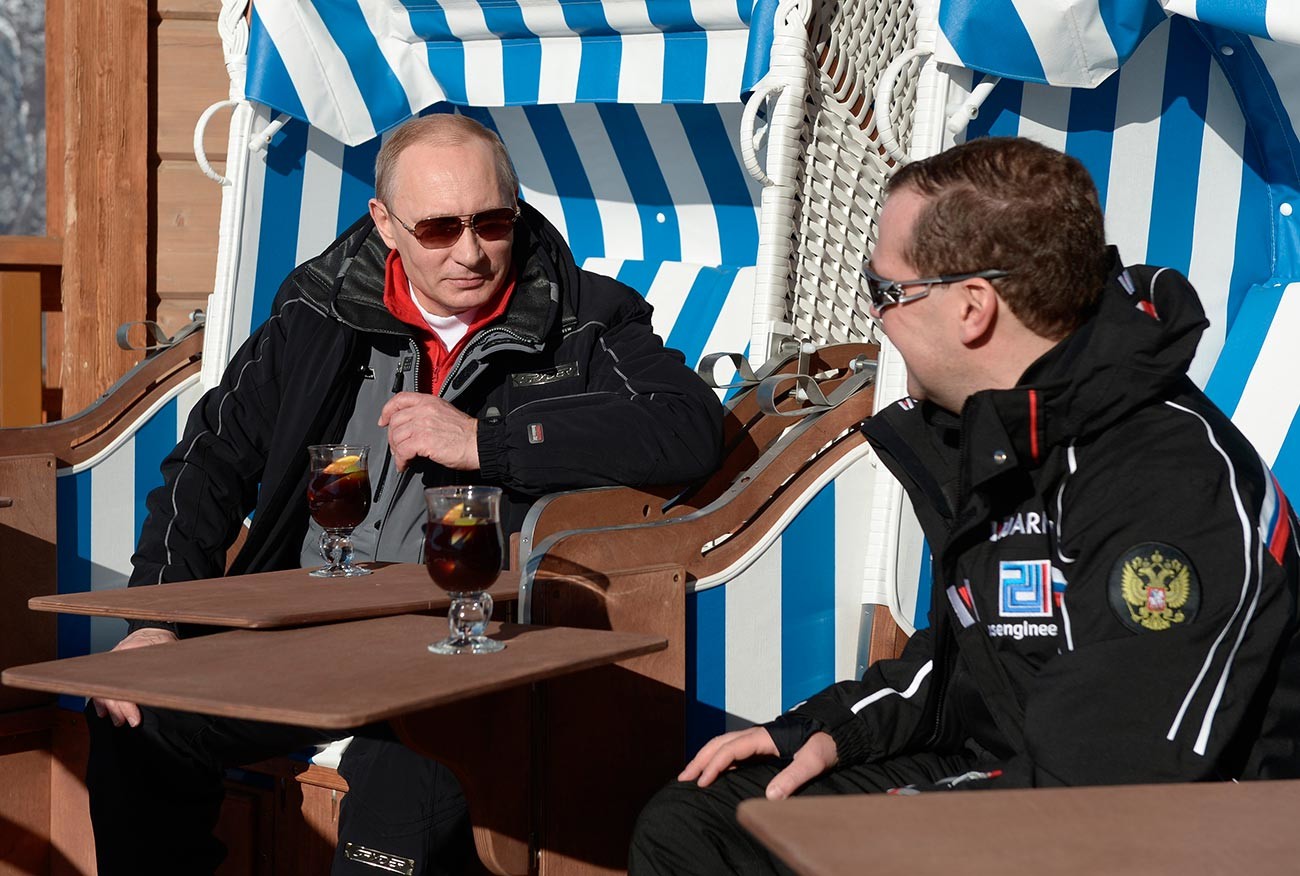 プーチン大統領とドミートリー・メドヴェージェフはラウラ・クロスカントリースキー&バイアスロン・センターの訪問中