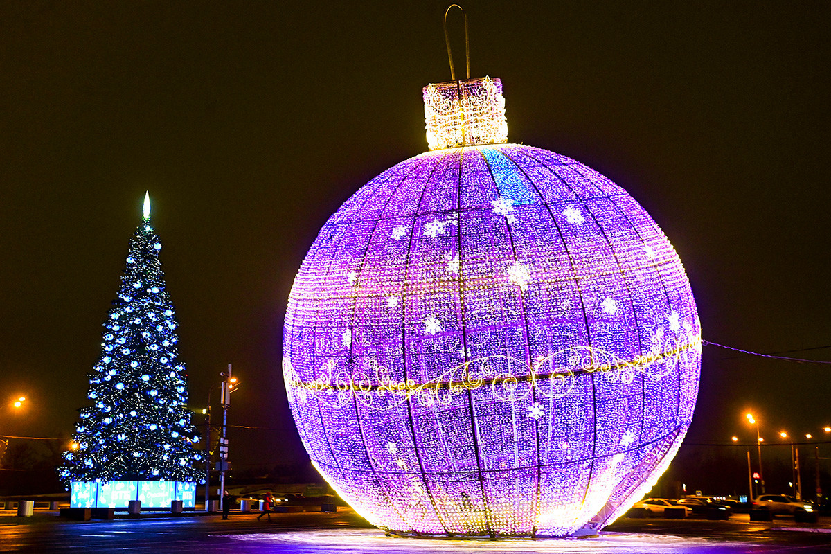 ポクロンナヤの丘を飾った巨大なクリスマスツリーボール