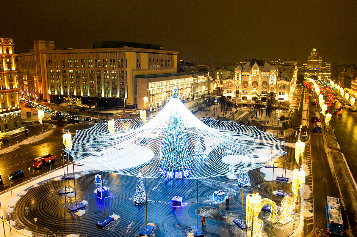 ルビャンカ広場とその華麗なクリスマスツリー