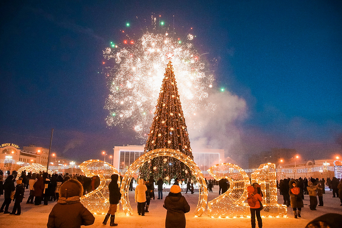 ロシアで最も寒い所であるサハ共和国の州都で美しいクリスマスツリーが設置された
