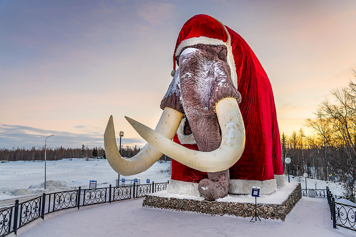 北極圏の都市サレハルドで街だけではなく、マンモスのオブジェも飾られた