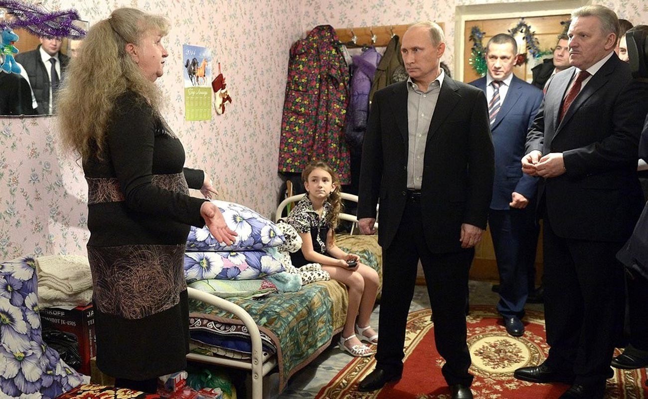 Putin chegando a Khabarovsk, onde celebrou a chegada do Ano novo com vítimas das enchentes no Extremo Oriente, em 2013

