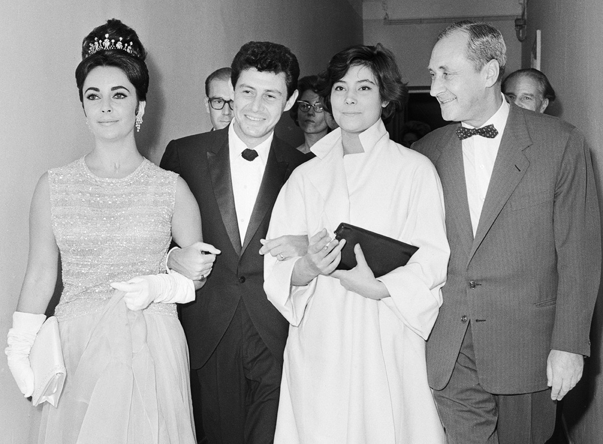 De gauche à droite : Elizabeth Taylor, Eddie Fisher, l'actrice soviétique Tatiana Samoïlova et le réalisateur soviétique Sergueï Ioutkevitch