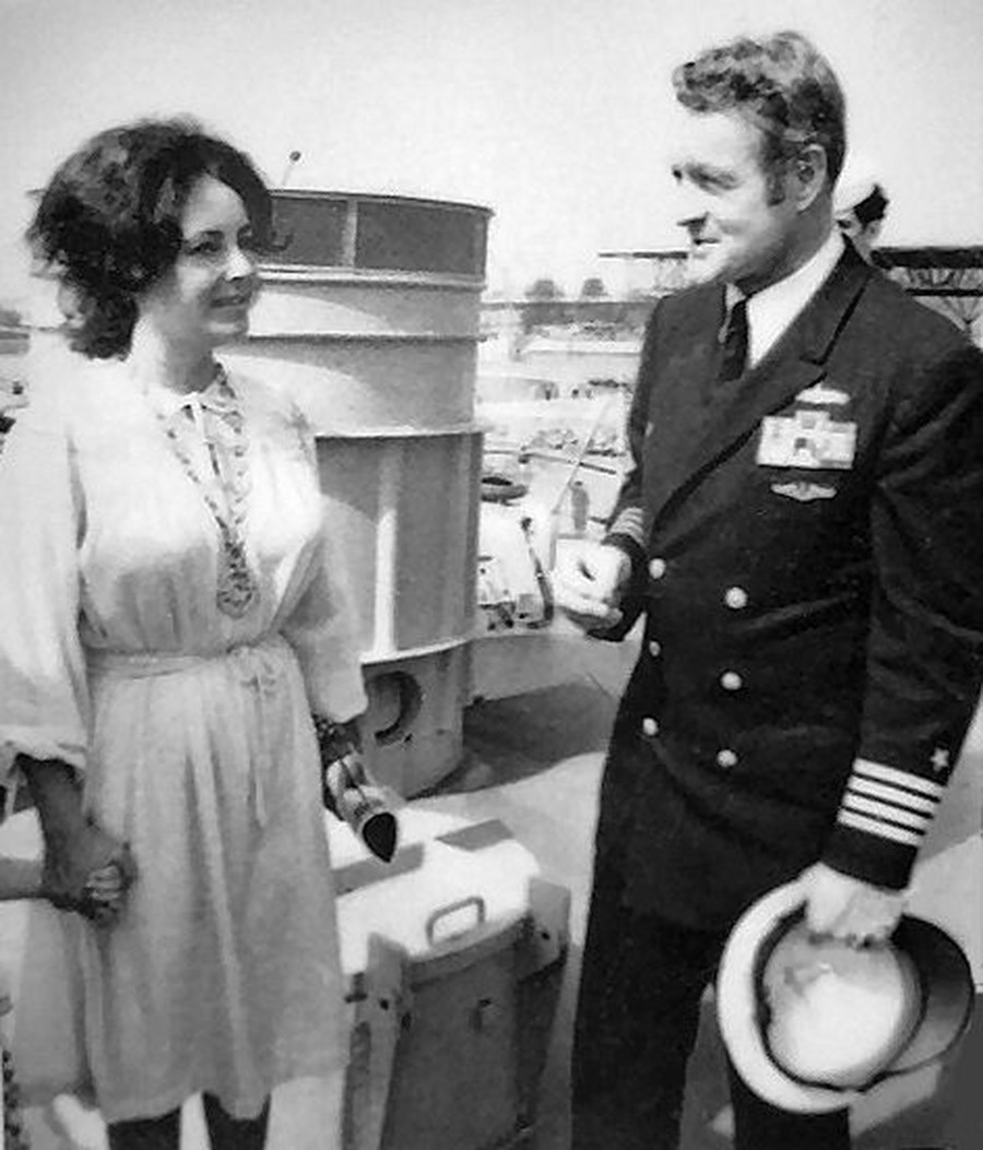 Sur la photo, Elizabeth Taylor et le commandant de la frégate américaine Leahy Alex Sinclair