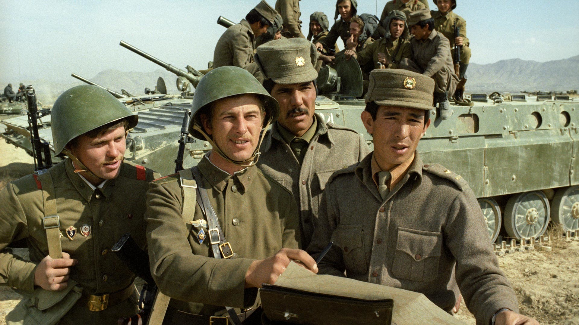 Съветски и афганистански войници