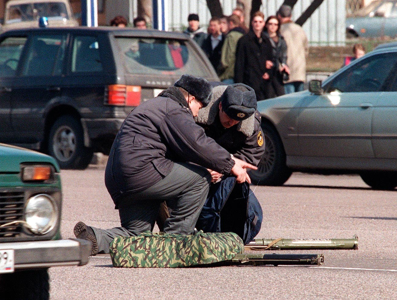 Руски полицајци испред америчке амбасаде са ручним бацачима граната из којих је покушан напад на амбасаду САД у Москви у оквиру акције протеста против НАТО бомбардовања Југославије, 28. март 1999.