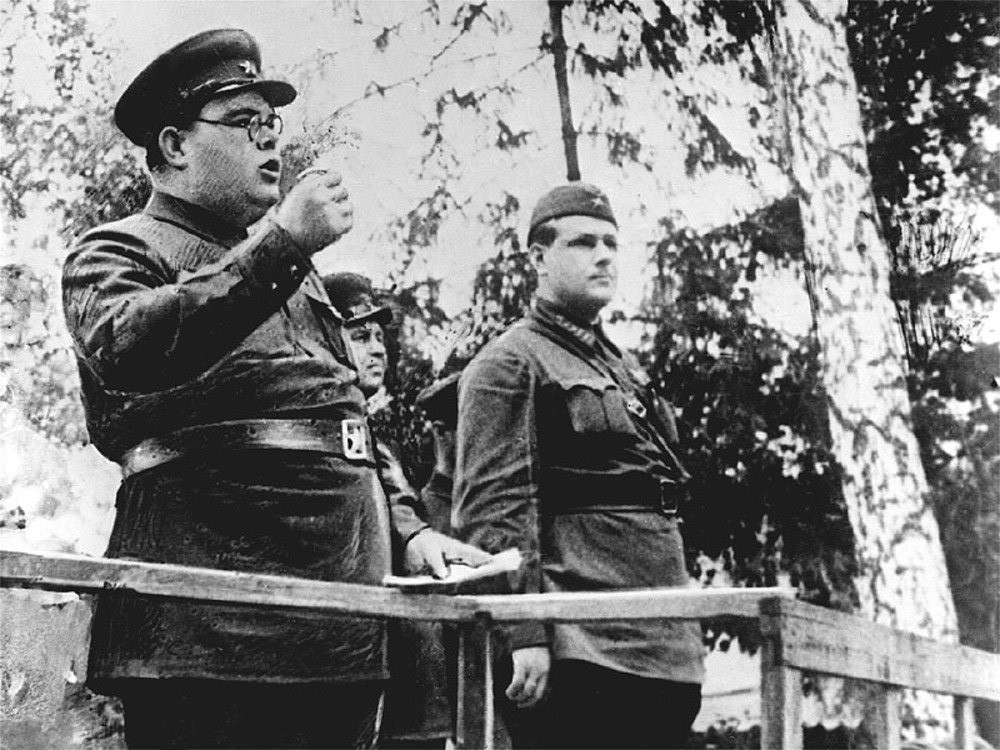 Щербаков выступает перед бойцами во время войны.