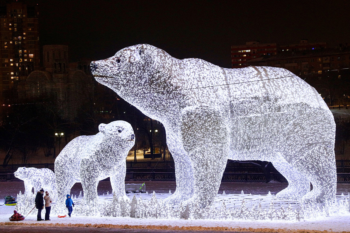 Une famille d’ours polaires géants accueille les visiteurs dans le parc du quartier résidentiel de Rostokino.