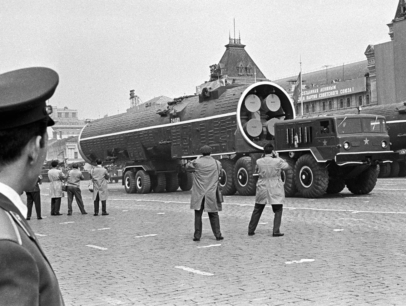 第二次世界大戦終結20周年のパレードで展示されたミサイル