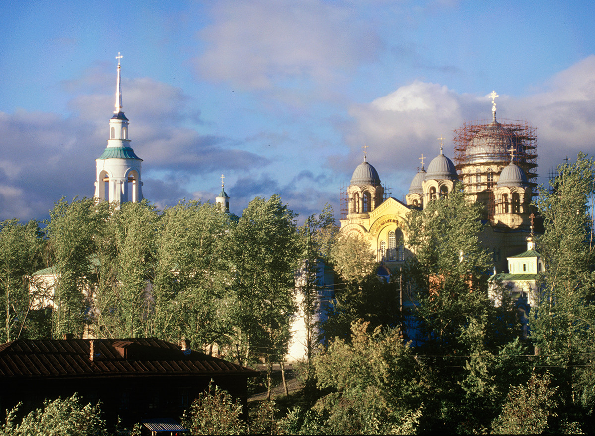 Verkhoturye. Monastery of St. Nicholas, southwest view. From left: bell tower of Transfiguration Church, Cathedral of Elevation of the Cross, Gate Church of Sts. Simeon & Anna. August 26, 1999.