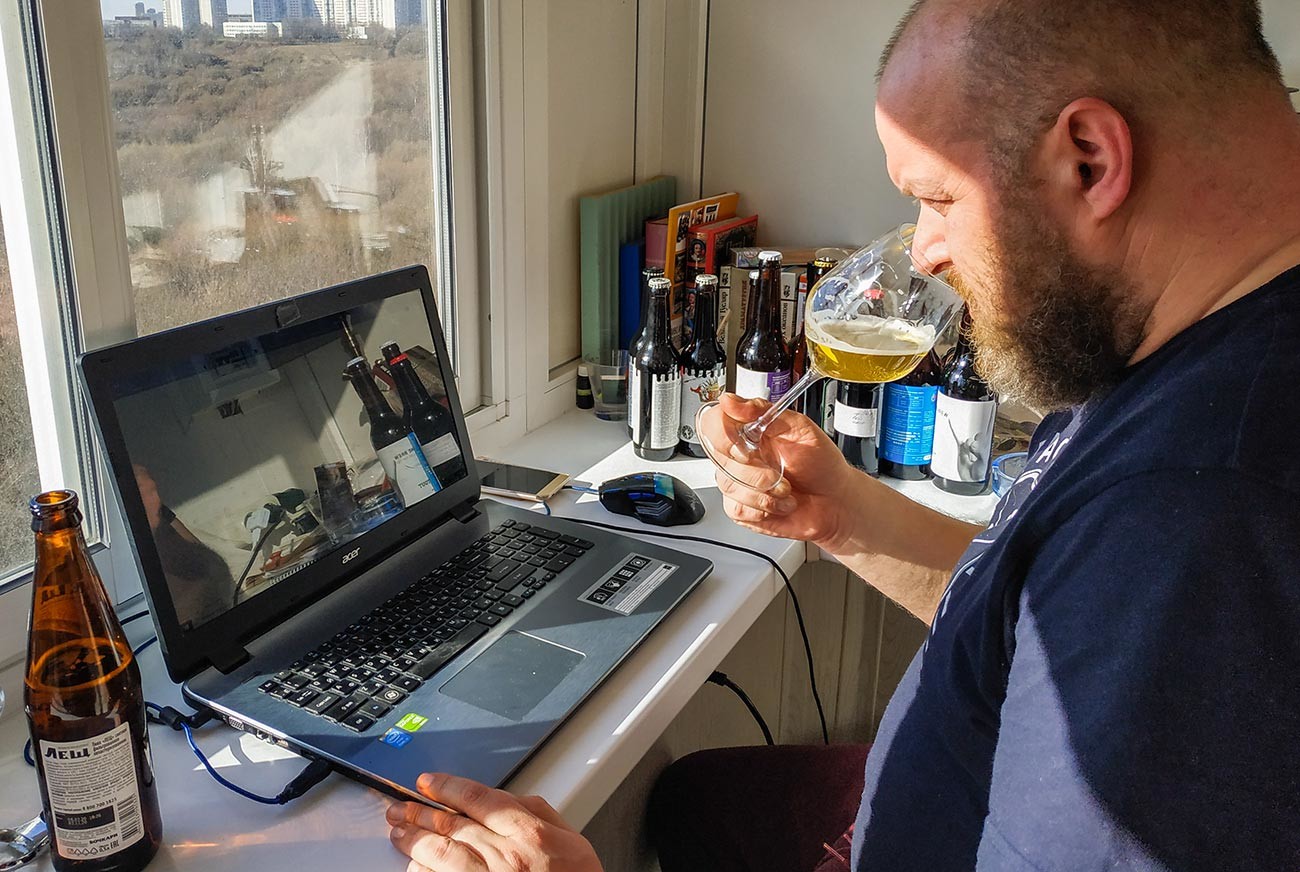 Un consultor de la cadena de cerveza prueba algunas muestras en casa durante una videoconferencia en vivo en Moscú durante el confinamiento.

