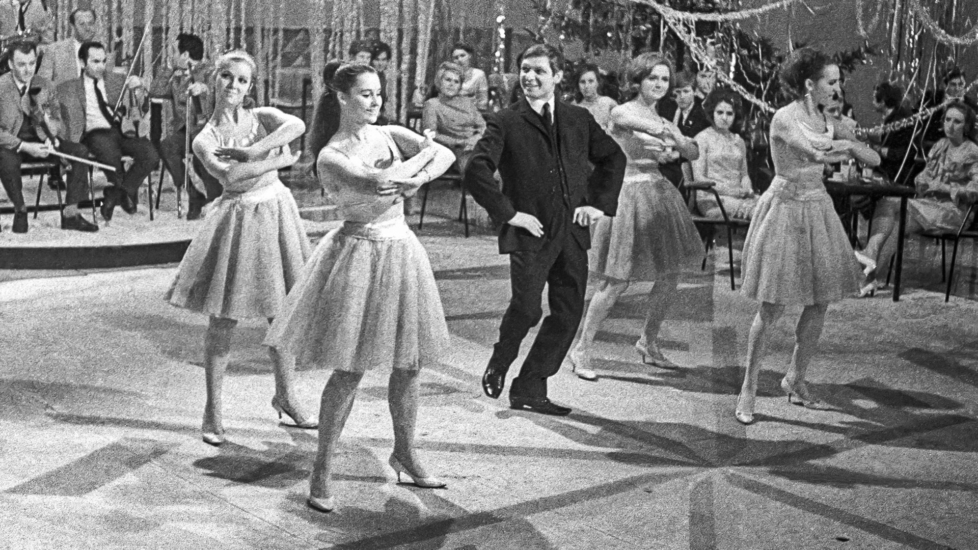 Edouard Khil et le groupe de danse Alyé paroussa (Voiles écarlates) durant l'émission soviétique de télévision "Flamme bleue", à Moscou