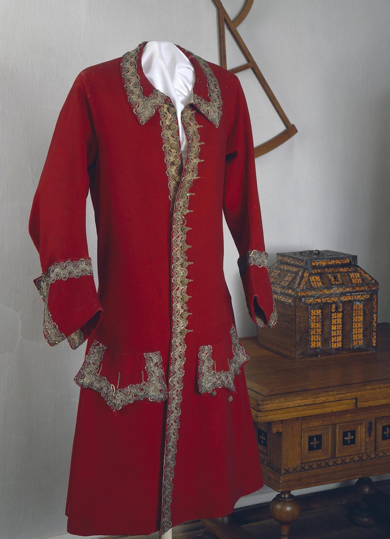 Kaftan (semacam jaket) seremonial Pyotr yang Agung.