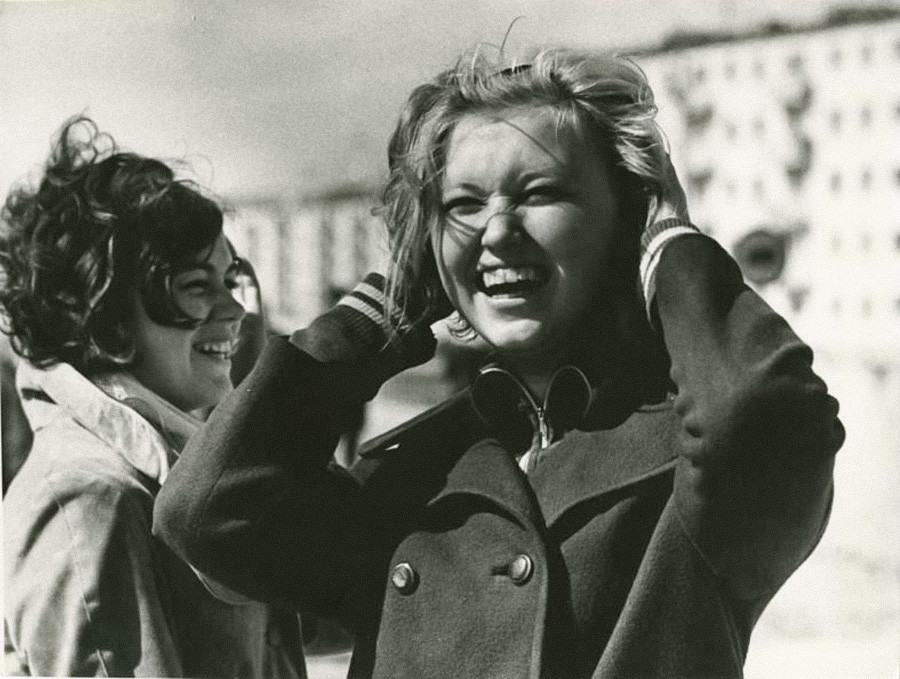 笑う女性たち、1970年代