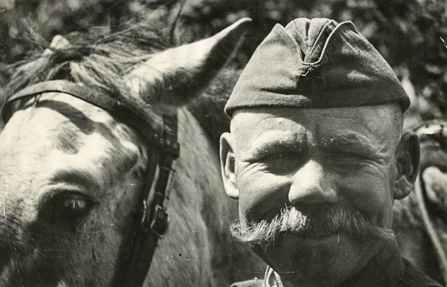 Un soldat et son cheval, années 1940

