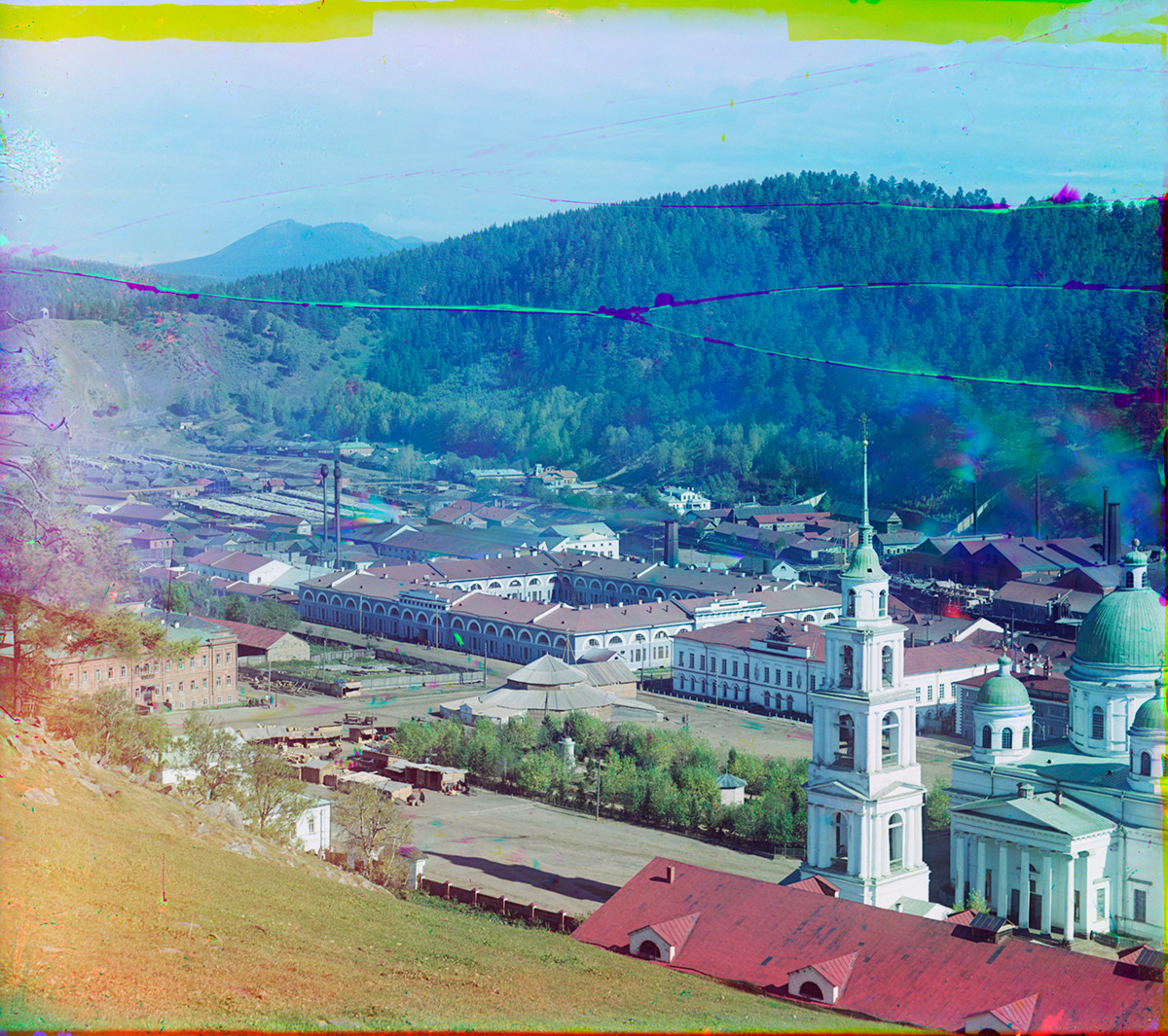 Vue de la colline Boutylovskaïa vers le nord-est. De gauche à droite : usine d'armements Prince Mikhaïl, Arsenal, cathédrale de la Trinité. Arrière-plan : grand pont Taganai (à gauche), colline Kossotour