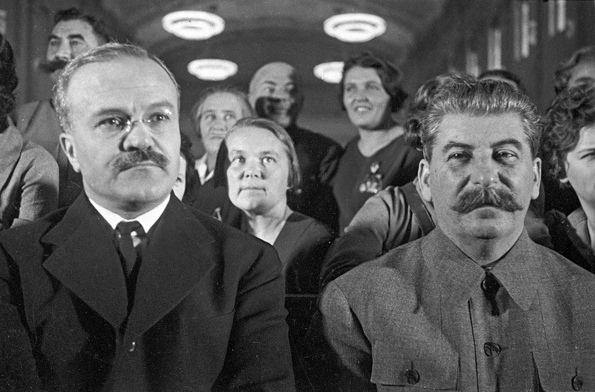 ヴャチェスラフ・モロトフ（左側）とヨシフ・スターリン、モスクワ、1937年。